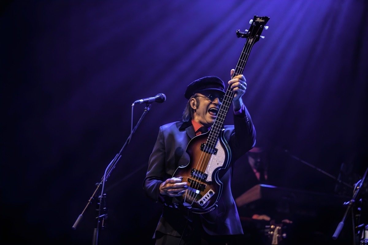 Bobby M. with the Hofner bass raised on stage